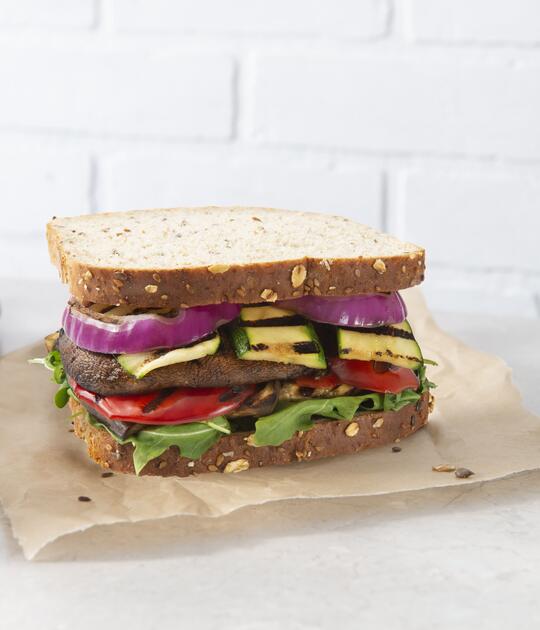 https://www.oroweat.ca/sites/default/files/styles/recipes_full_467x341_/public/2022-10/grilled-mediterranean-veggie-sandwich.jpg?itok=blqu2iNZ